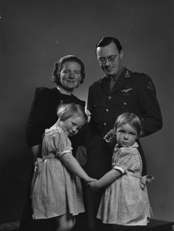 Princess_Juliana_and_family_1942.jpg